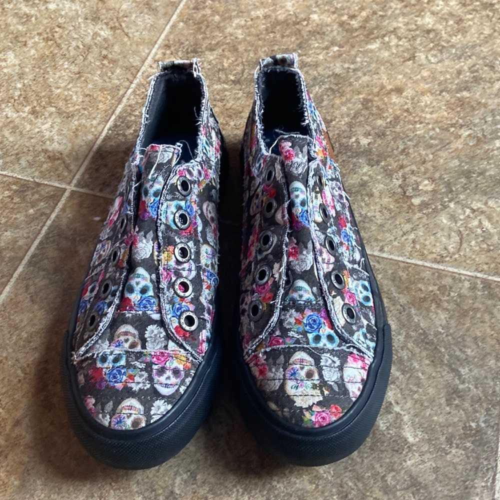 Blowfish sugar skull slip ons in black size 6.5